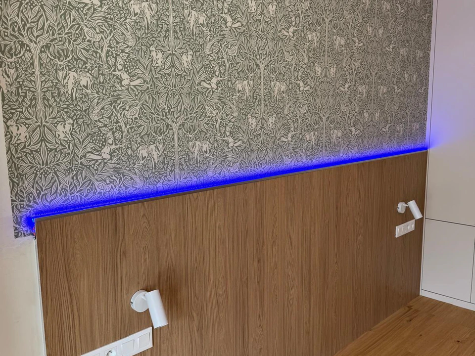 Designová stěna s podsvícením – hotové provedení