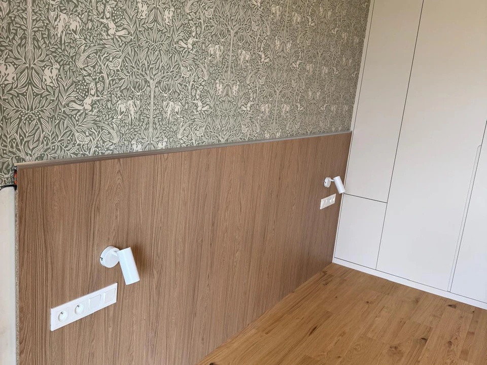 Designová stěna s podsvícením – namontovaná světla