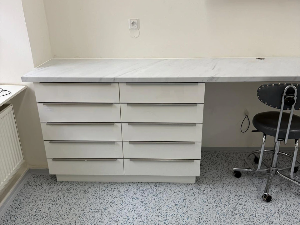 Vinylová plovoucí podlaha na elektrostatické podlaze – dokončená realizace
