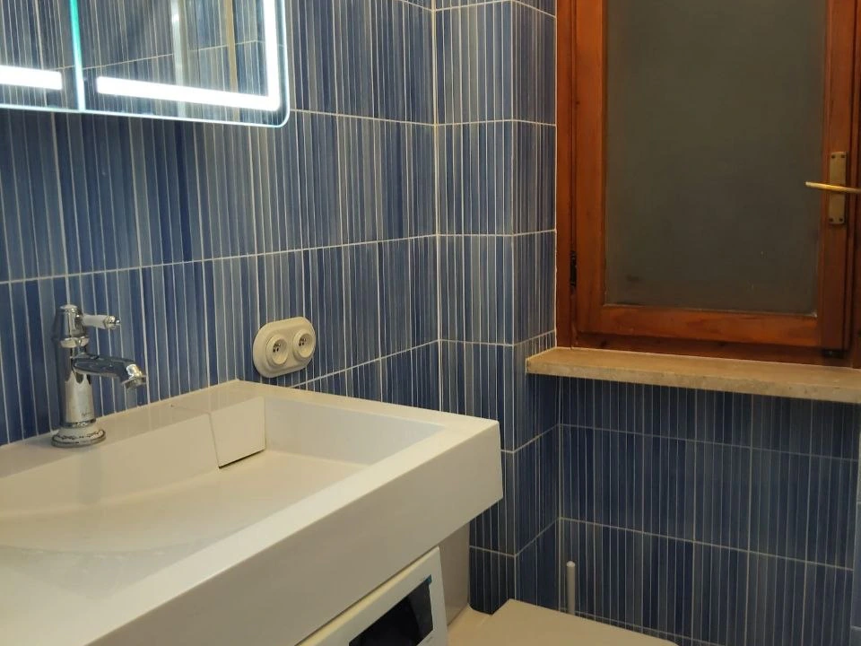 Rekonstrukce koupelny – umyvadlo, pračka, toaleta a modrý obklad
