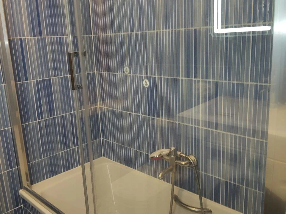 Rekonstrukce koupelny – vana a sprchová zástěna