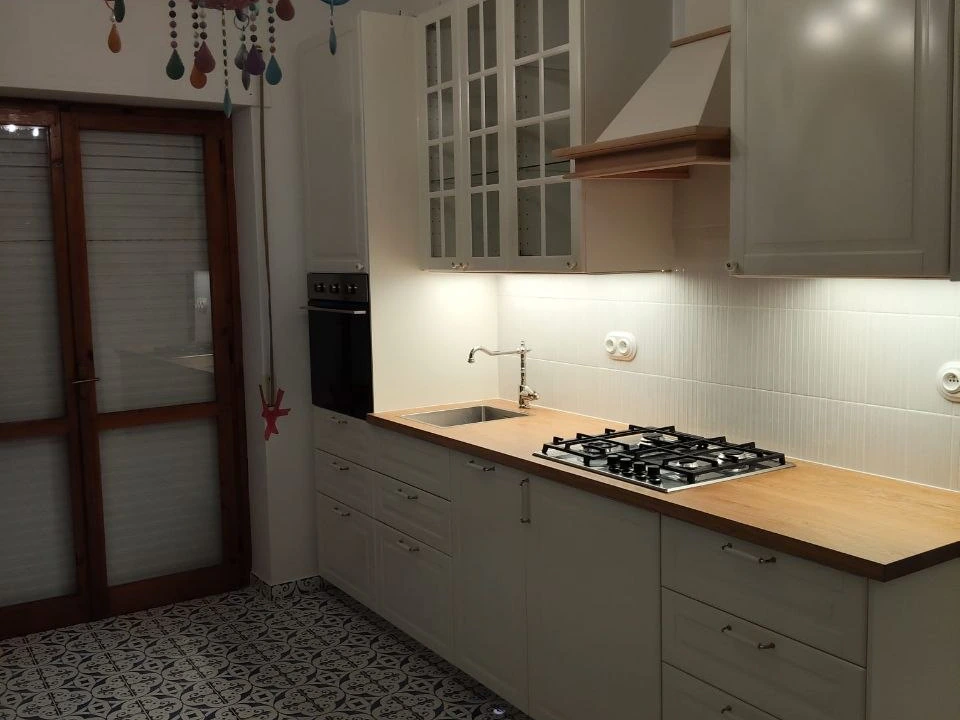 Rekonstrukce kuchyně – pohled na kuchyňskou linku a podlahu